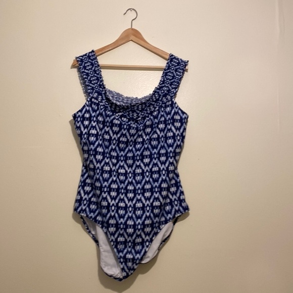 Old Navy blue and white one pieces swimwear. Size XXL - Picture 3 of 11